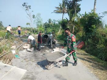 Koramil Watumalang bersama RPB dan Masyarakat Tambal Jalan Berlubang